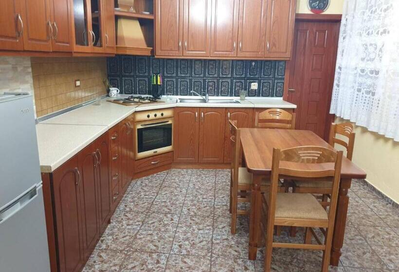 آپارتمان 1 خوابه با بالکن, Jordhani S House