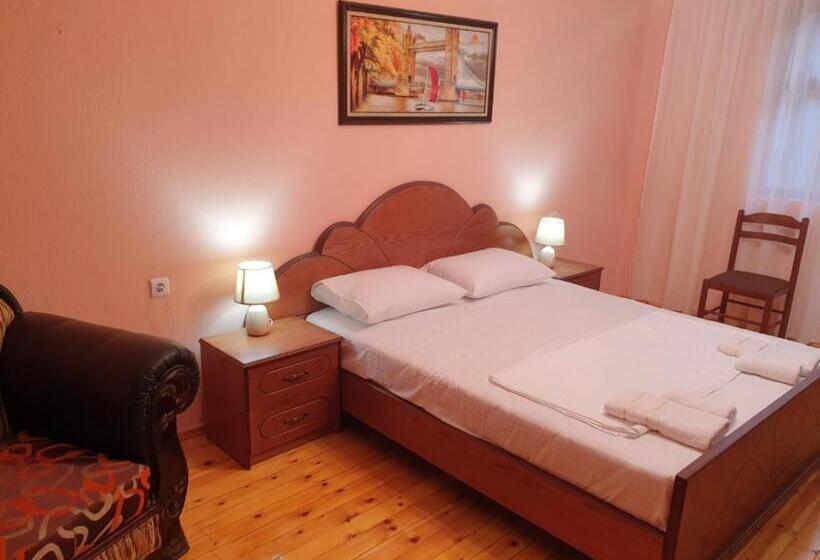 آپارتمان 1 خوابه با بالکن, Jordhani S House