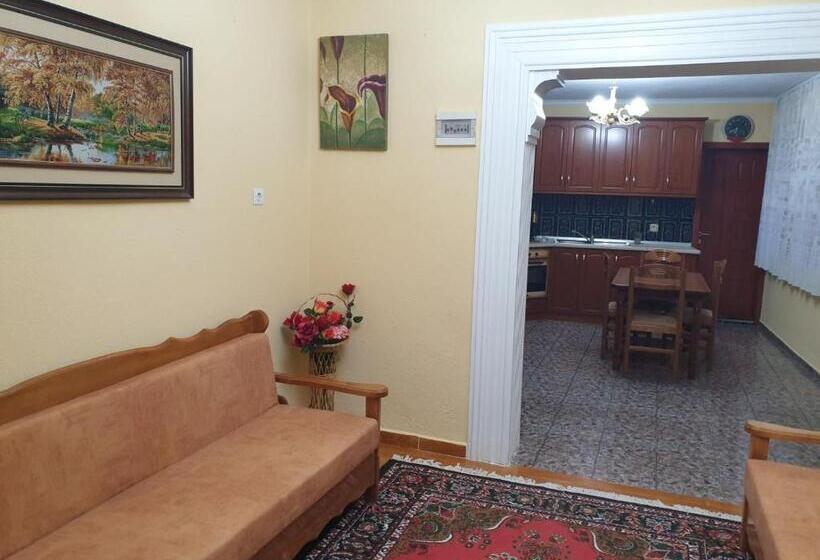 آپارتمان 1 خوابه با بالکن, Jordhani S House