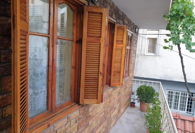 آپارتمان 1 خوابه با بالکن, Jordhani S House