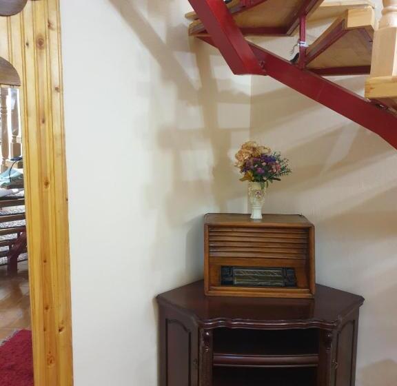 آپارتمان 1 خوابه همکف, Jordhani S House