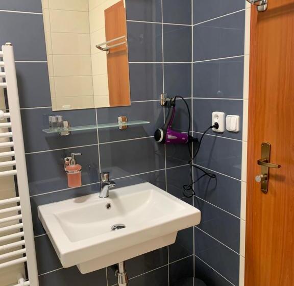 جناح عائلي, Kamrovec