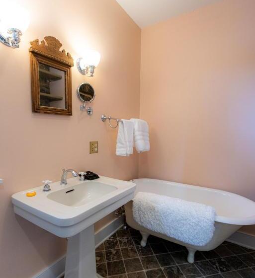 جناح ديلوكس, Thomas Rose Inn