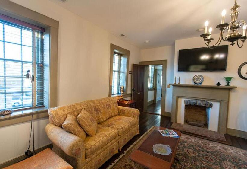 جناح إدارى, Thomas Rose Inn