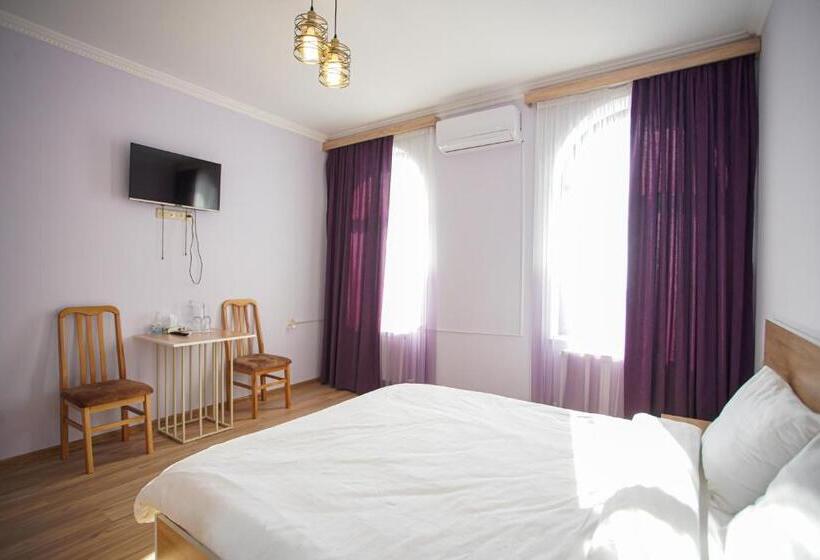 이코노미 룸, Decca