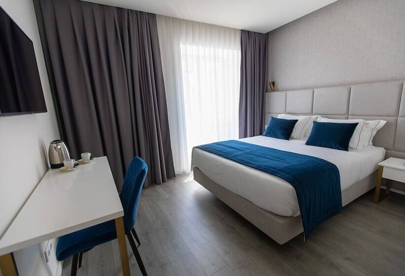 اتاق لوکس, Mondego