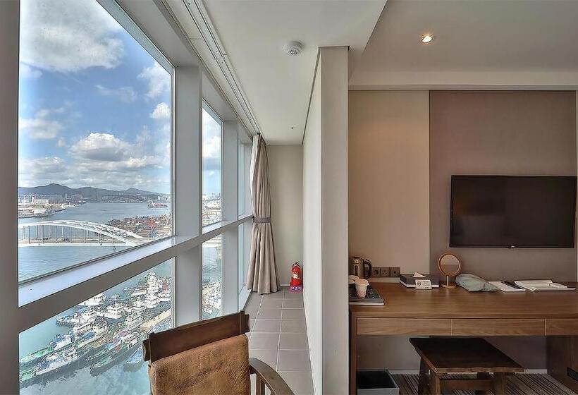 Camera Tripla Standard, Northharbor