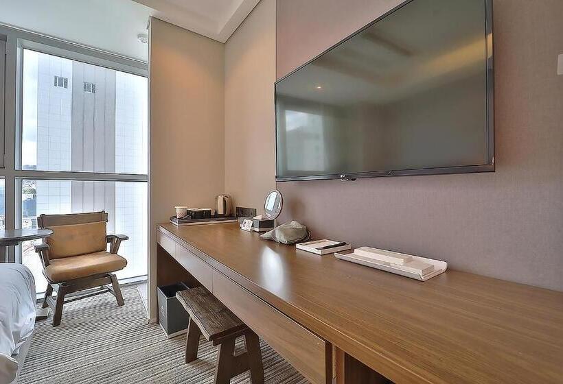 Camera Tripla Standard, Northharbor