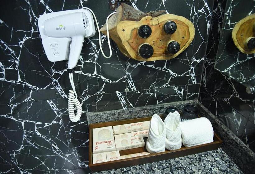 Семейный Номер, Puratan Qila