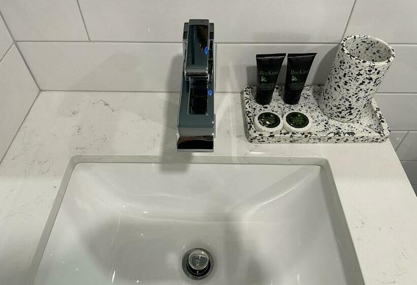 חדר דחוקס עם מיטת קינג, The Maj