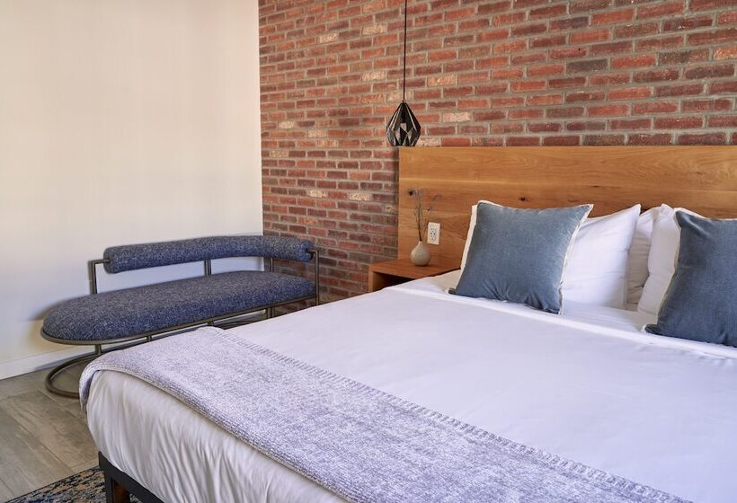 חדר דלוקס, The Maj