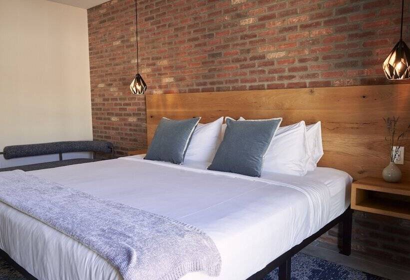 חדר דלוקס, The Maj