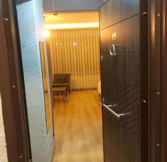 اتاق خانوادگی, Pera Pansiyon