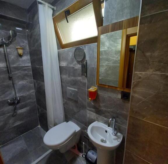 اتاق خانوادگی, Pera Pansiyon