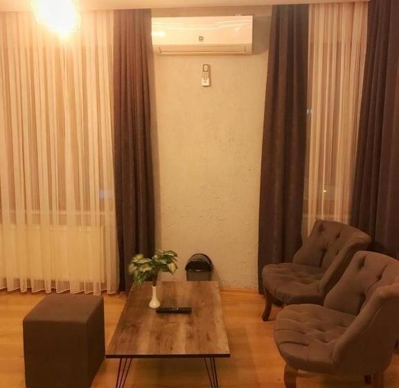 اتاق خانوادگی, Pera Pansiyon