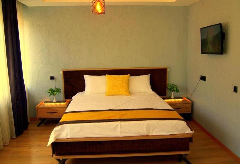 اتاق خانوادگی, Pera Pansiyon