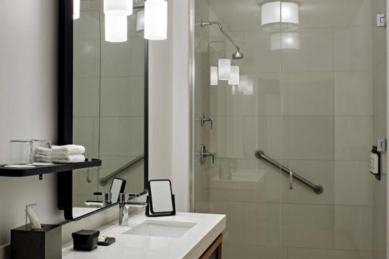 Номер Deluxe Кровать Кинг, Emery Hotel, Autograph Collection