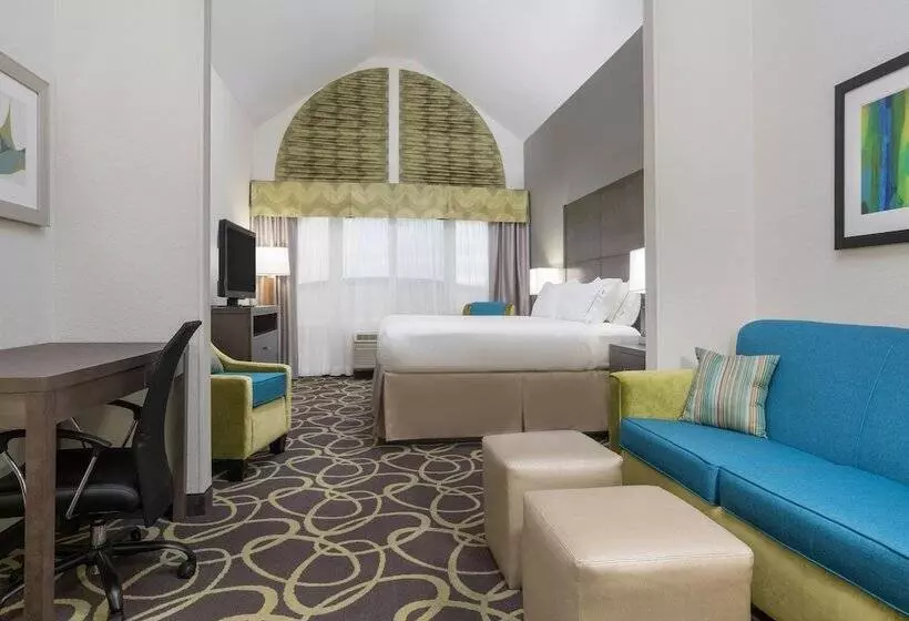 スイート, Holiday Inn Express Hotel & Suites Ames, An Ihg