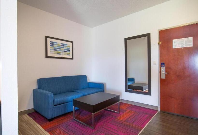 מיטת קינג בסוויטה, Holiday Inn Express Hotel & Suites Bedford, An Ihg