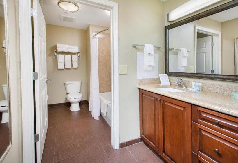 מיטת קינג בסוויטה, Staybridge Suites Augusta, An Ihg