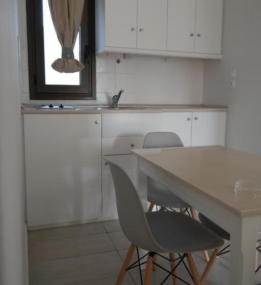 شقة غرفة واحدة, Ledra Maleme