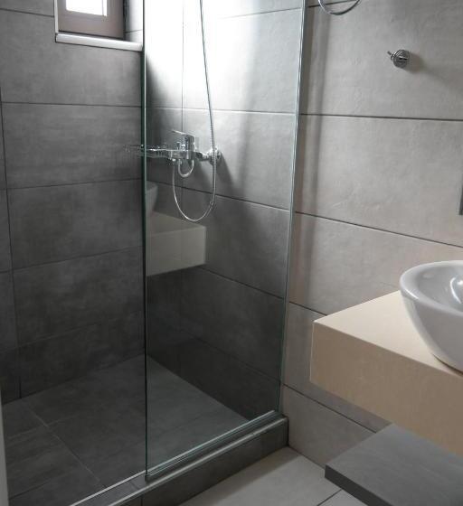 شقة غرفة واحدة, Ledra Maleme