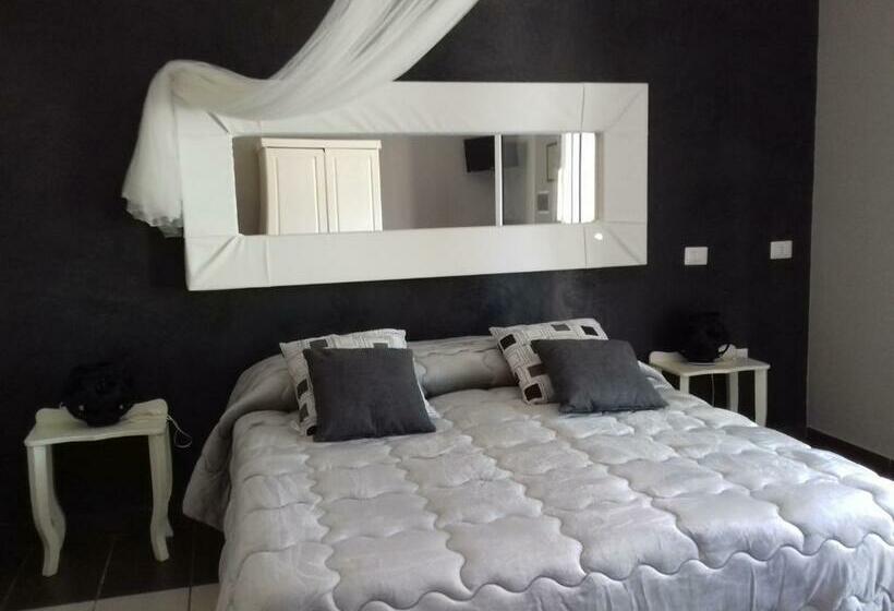 חדר משפחתי, Giardini Di Marzo