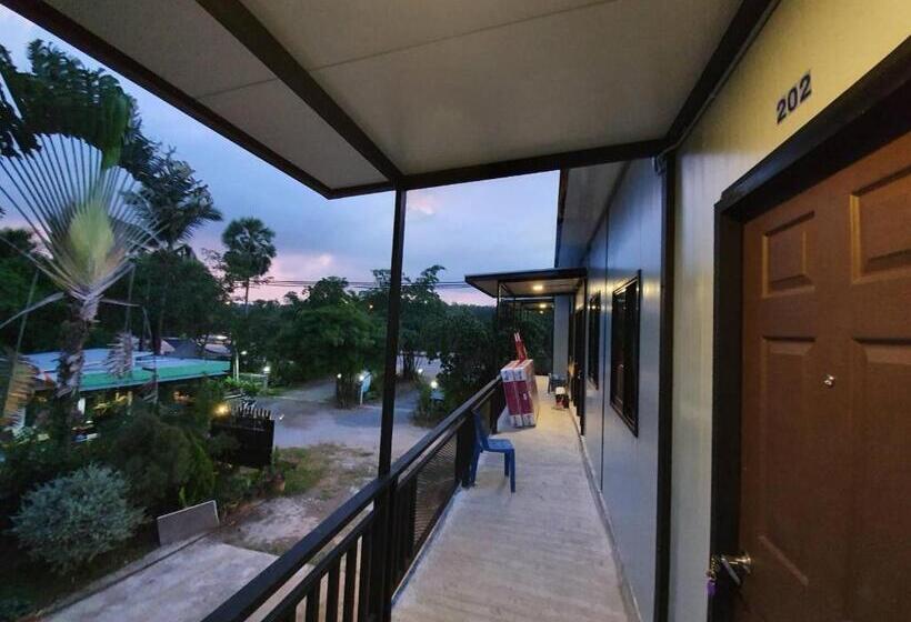 غرفة قياسية مطلّة علي الحديقة, Green Happy Homestay