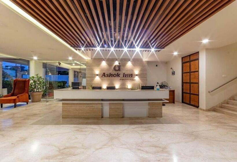 חדר משפחתי, Ashok Inn