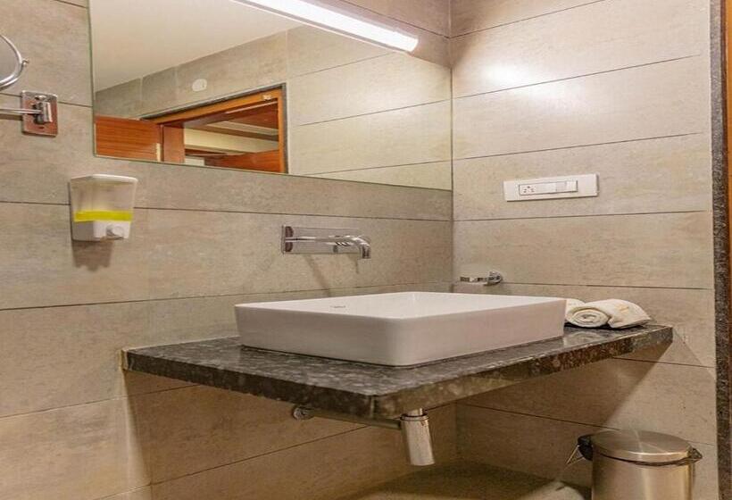 חדר משפחתי, Ashok Inn