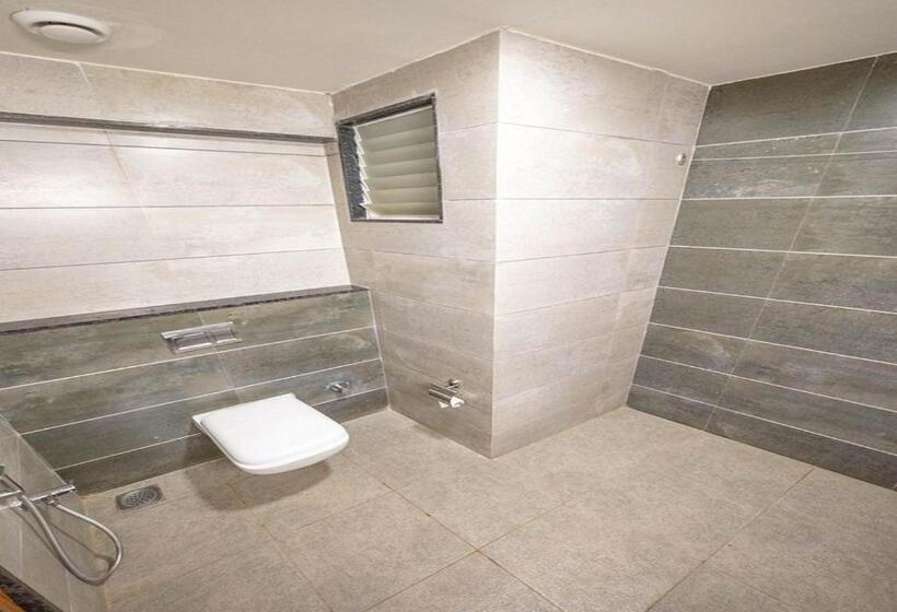 חדר משפחתי, Ashok Inn