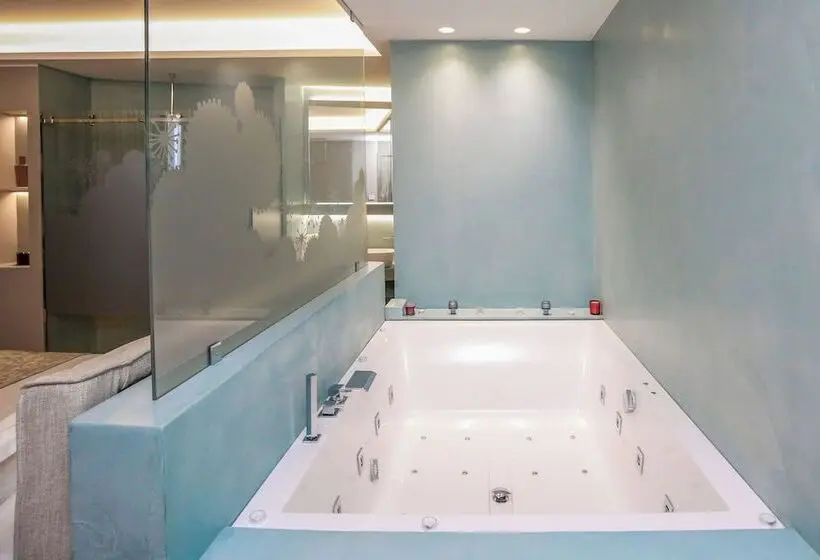 バスタブ付きスーペリアールーム, Vlora Priam Affiliated by Meliá
