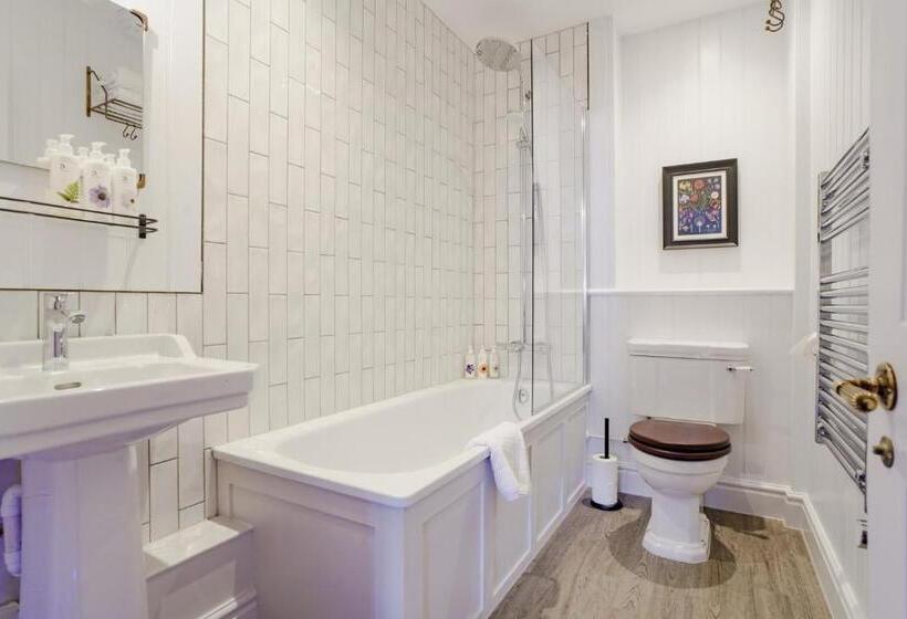 スーペリアールーム, Bel And The Dragon At Red Lion Wendover