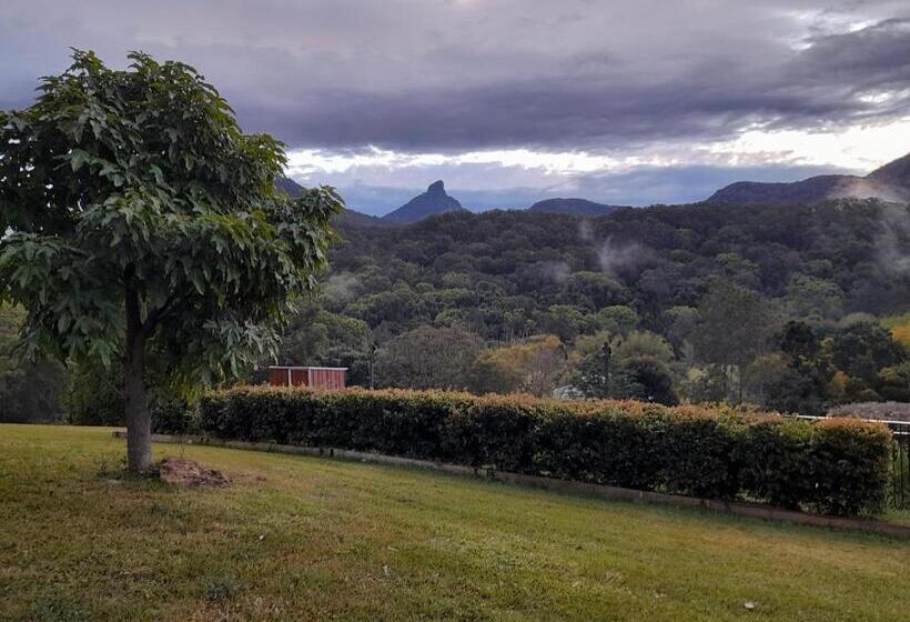Номер Стандарт Вид на Сад, A View Of Mount Warning