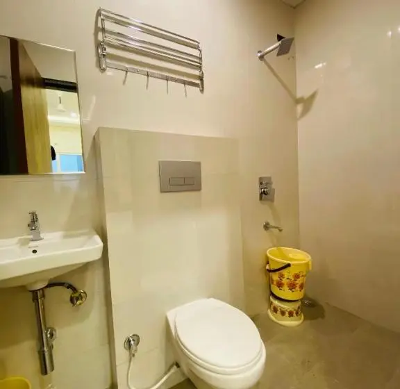 Chambre Deluxe, Khajanchi