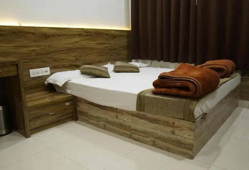 Chambre Deluxe, Khajanchi
