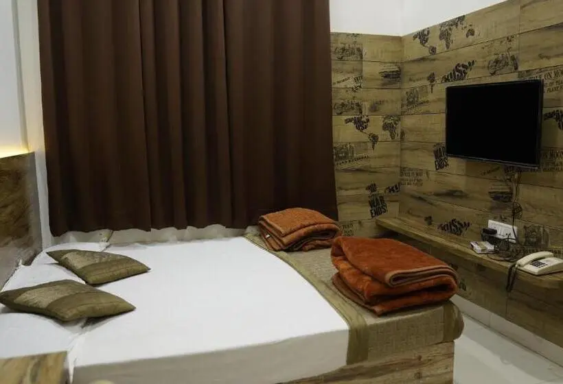 Chambre Deluxe, Khajanchi