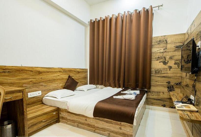 Quarto Deluxe, Khajanchi