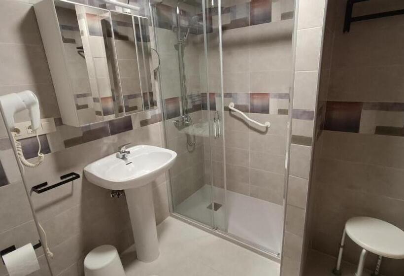 اتاق خانوادگی, Rural Martin