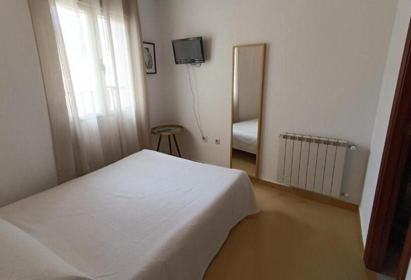 اتاق خانوادگی, Rural Martin