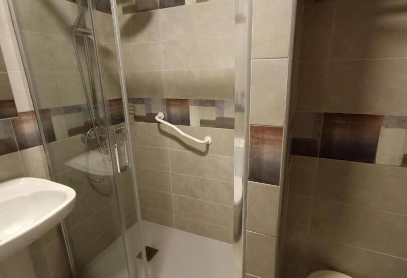 اتاق خانوادگی, Rural Martin