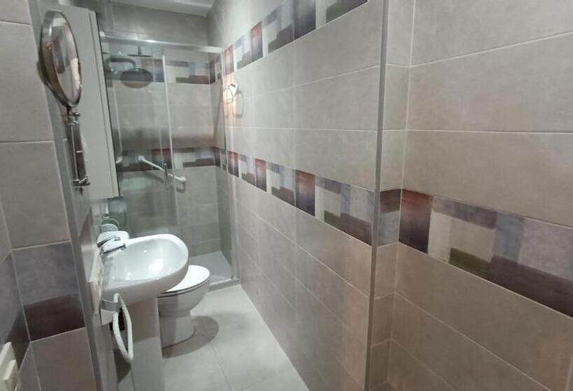 اتاق استاندارد یک نفره, Rural Martin