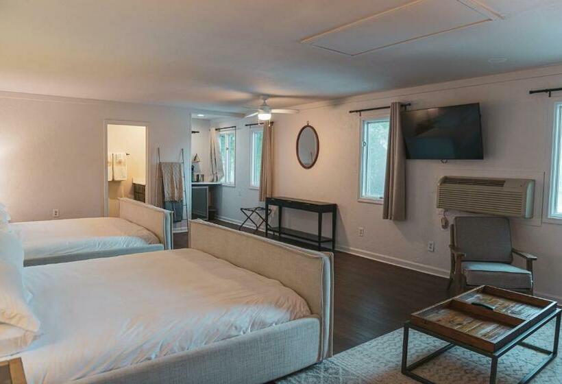 غرفة سوبيريور, The Wells Cashiers