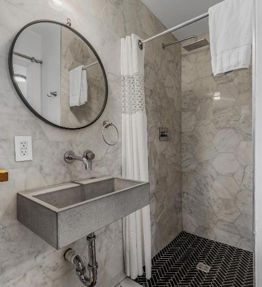 غرفة قياسية سرير كينج, The Wells Cashiers