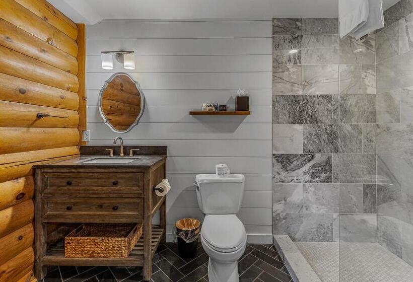 جناح عائلي, The Wells Cashiers