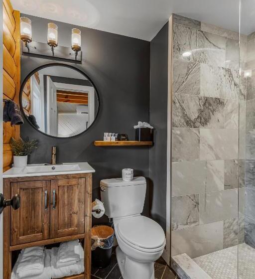 جناح عائلي, The Wells Cashiers