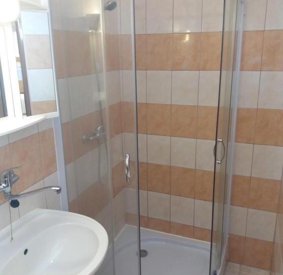 エコノミー4人部屋, Retro Vrbovec