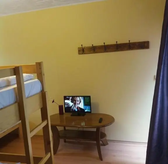 エコノミー4人部屋, Retro Vrbovec