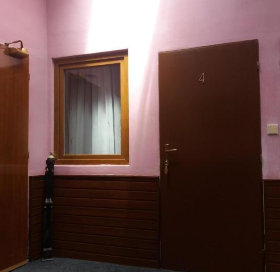 エコノミー4人部屋, Retro Vrbovec