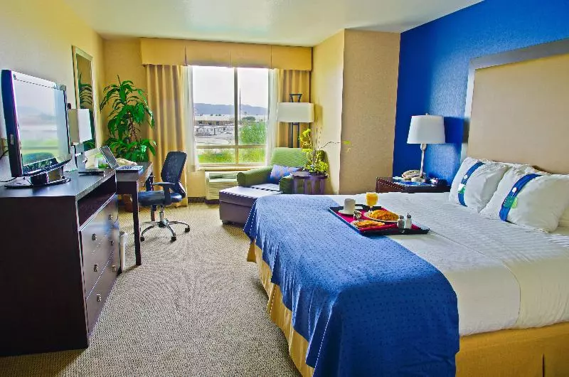 身障者適用キングサイズベッドルーム, Holiday Inn & Suites Phoenix Airport, An Ihg